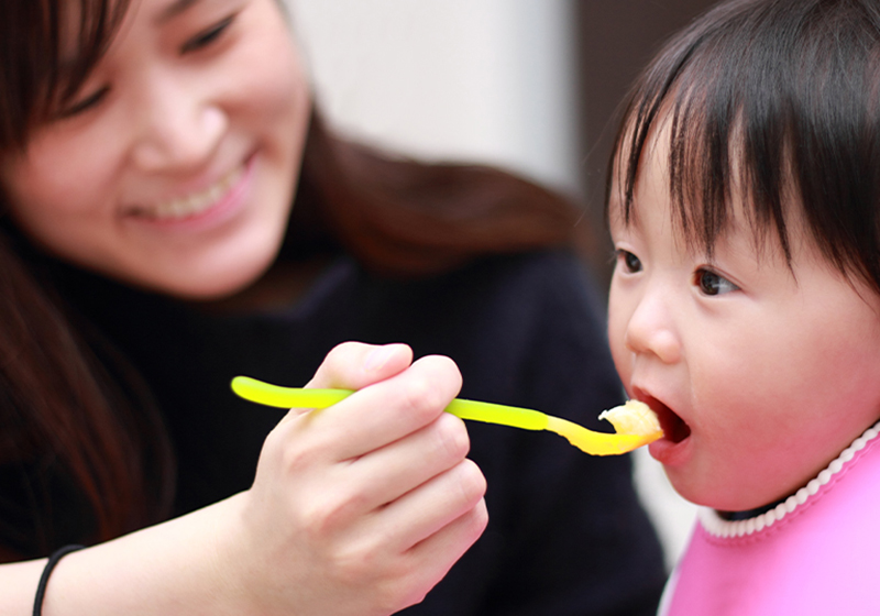 給食、園庭で自由遊び、お着換え