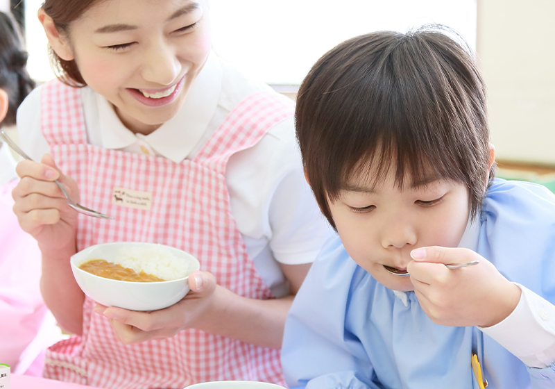 給食、園庭で自由遊び、お着換え