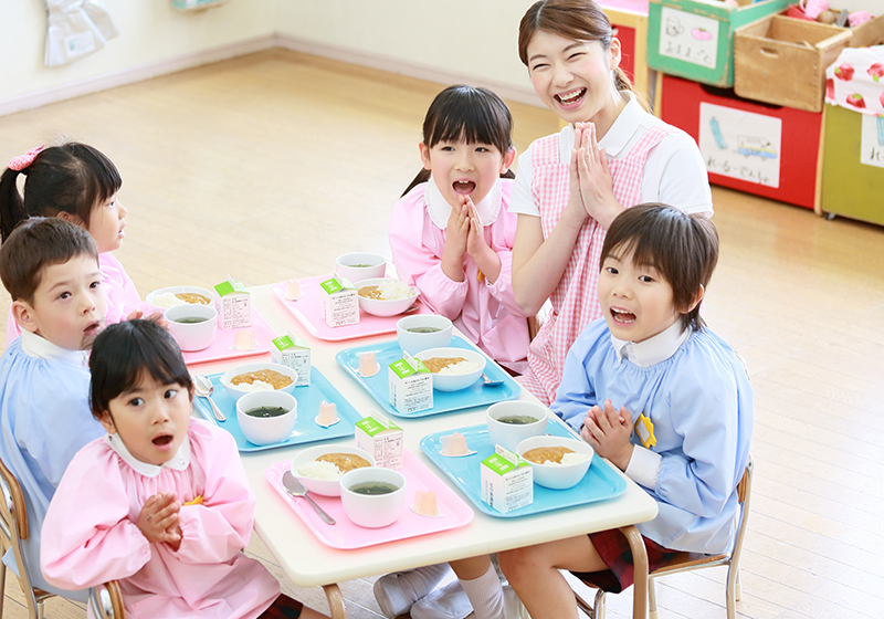 給食、室内遊び、お着換え